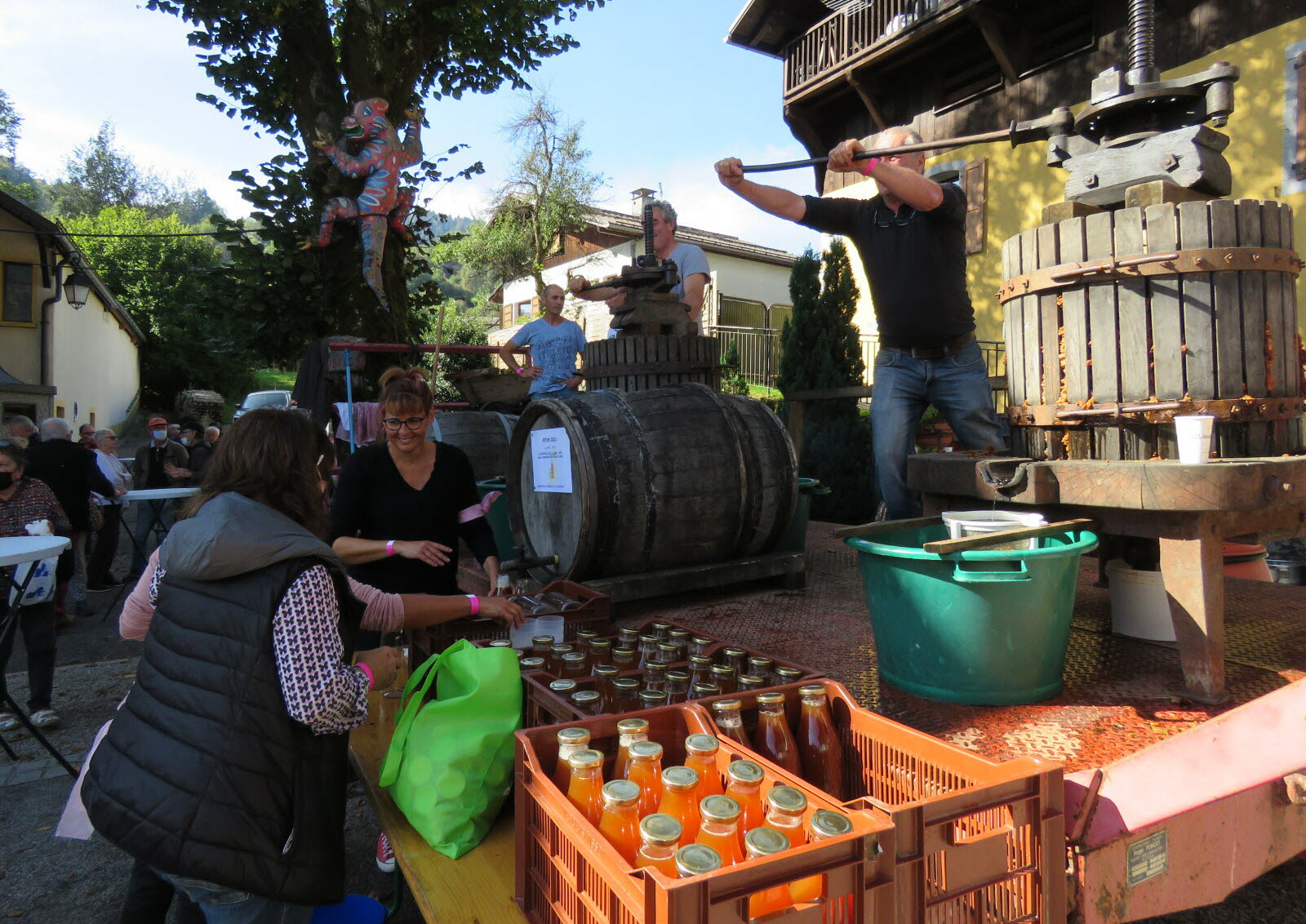Image de la fête du Pitin avec des bouteilles de jus
